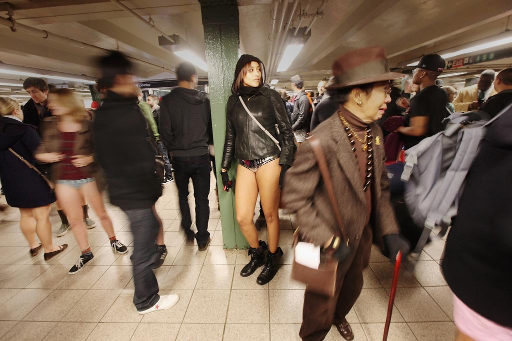 No Pants Subway Ride 2012 в Нью-Йорке.