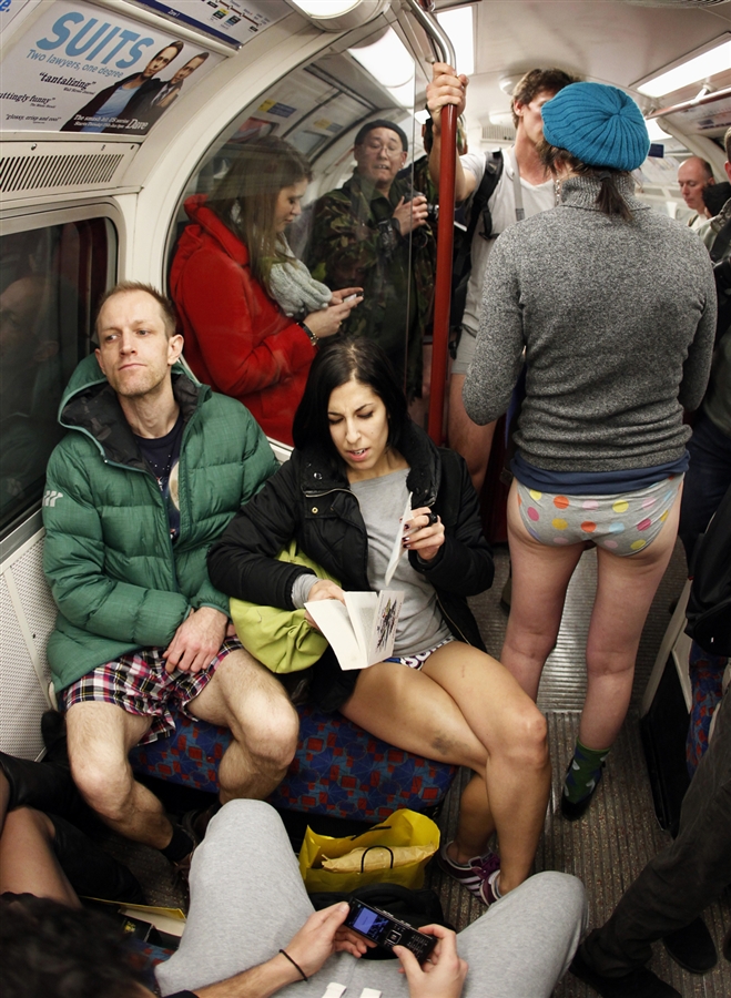 No Pants Subway Ride 2012 в Нью-Йорке.