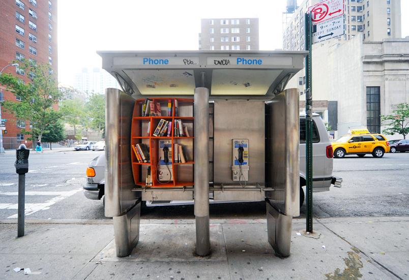 Мини-библиотеки вместо телефонных будок в Нью-Йорке.