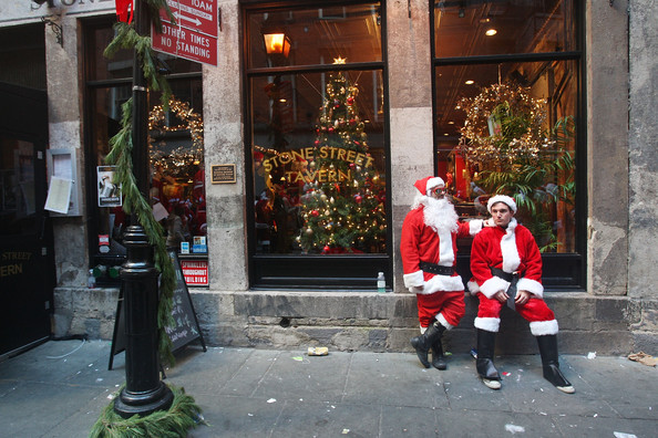 SantaCon в Нью-Йорке.New Yorkers Dress Up As Santa For 